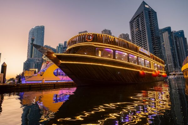 Dubai Marina Akşam Yemeği Tekne Turu